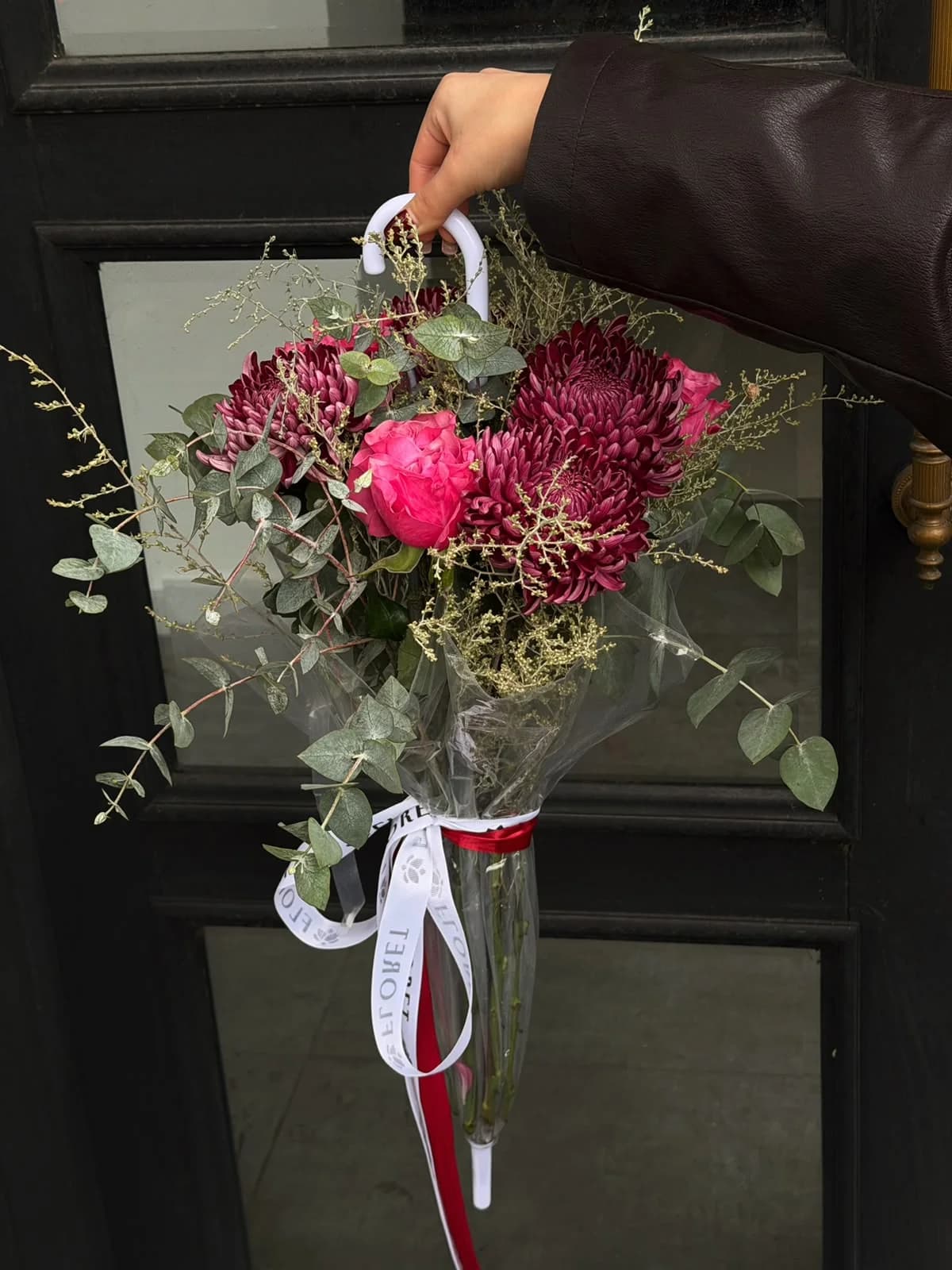 Bouquet with Bigoudi chrysanthemums and Country Blues roses in umbrella