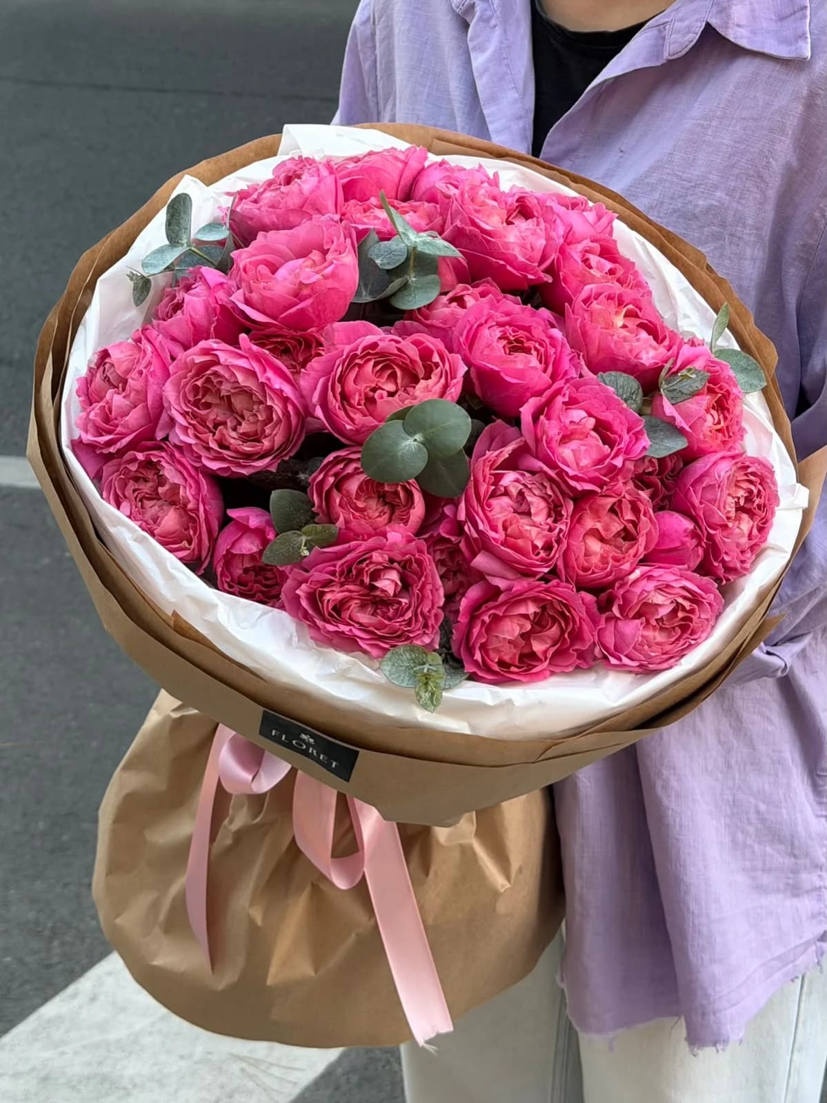 Juliett Cerise sprey qızılgülləri ilə mono buket