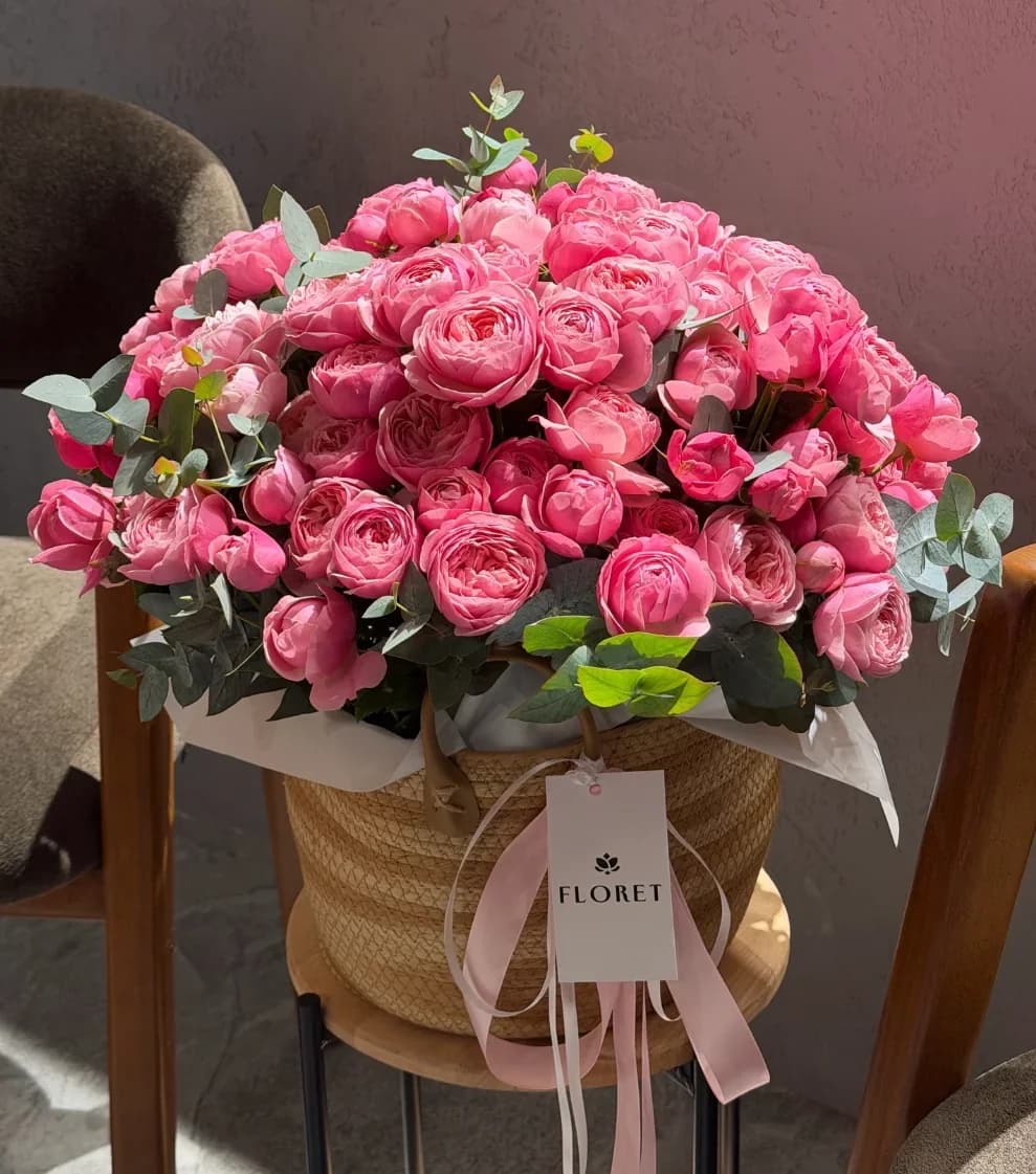 Pink Silva peony sprey qızılgül ilə səbətdə kompozisiya