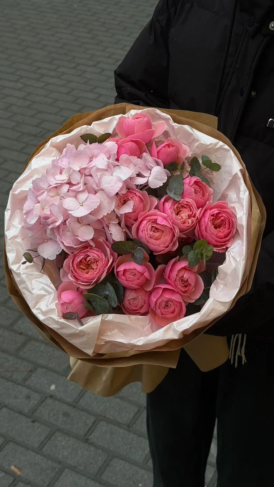 Çəhrayı Qartenziya və Pink Silva sprey qızılgül ilə buket