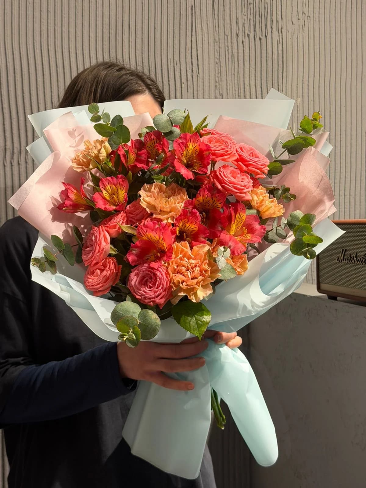 Микс букет из кустовых роз Barbados, Альстромерий и Carnation