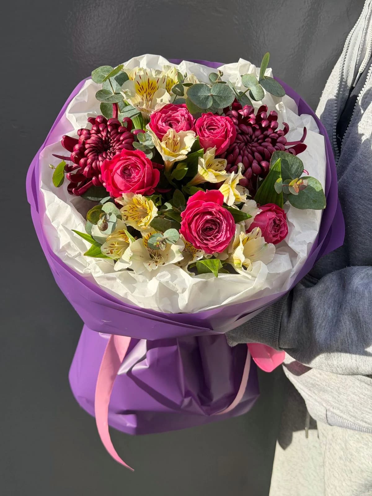 Микс букет из кустовых роз Purple Silva, Хризантем Бигуди и Альстромерий