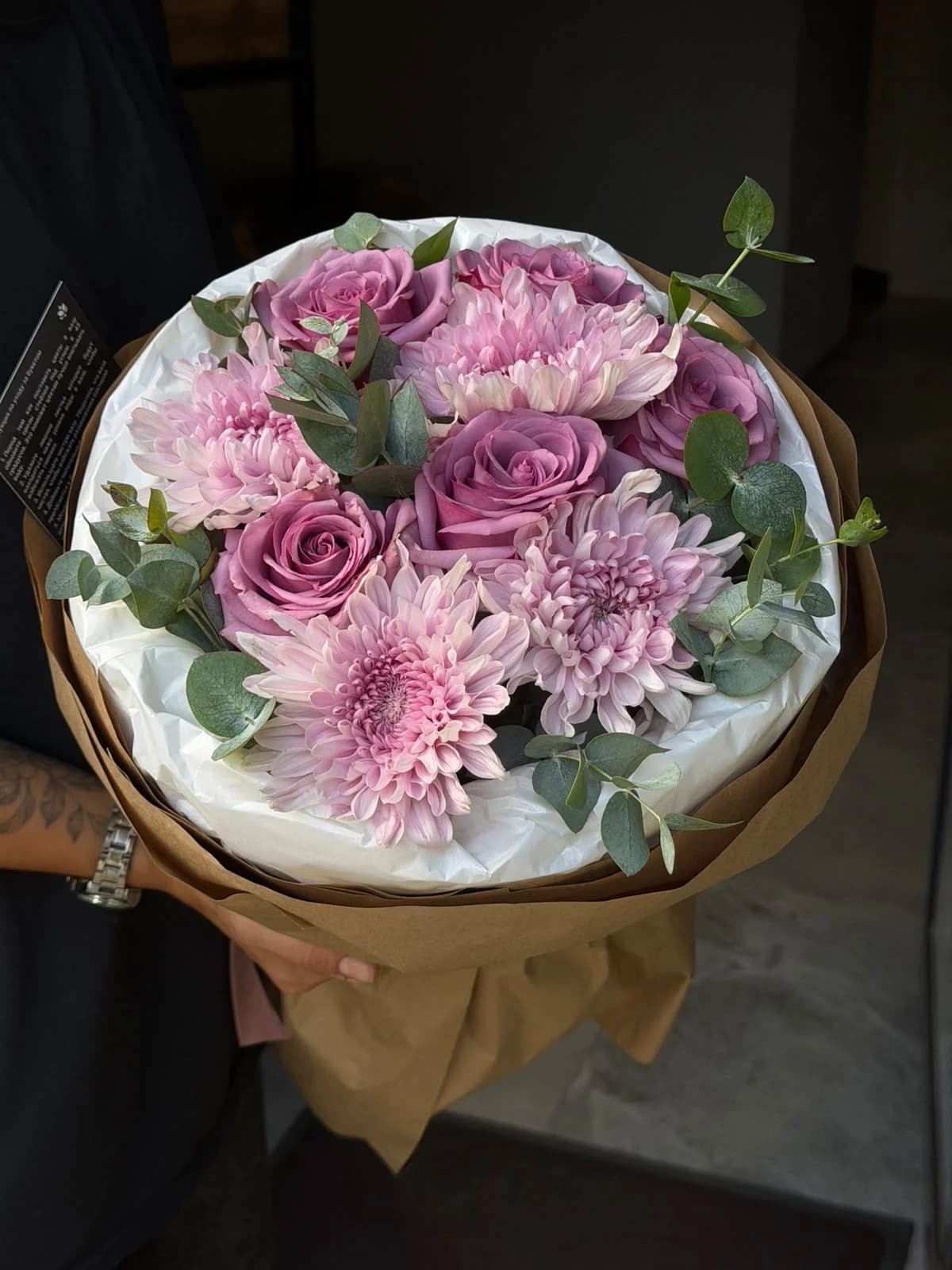 Cool Water qızılgülləri və chrysanthemum ilə buket