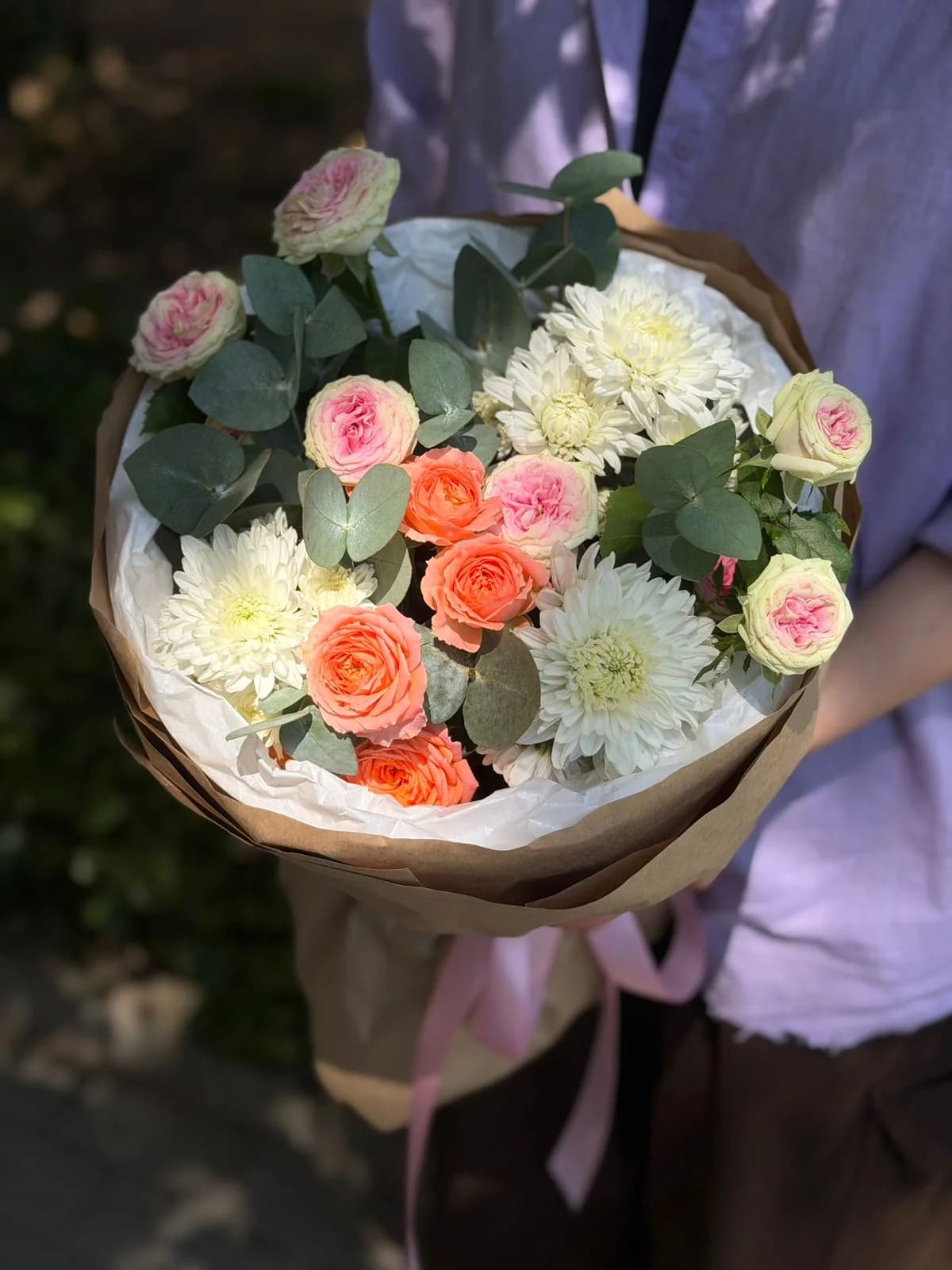 Микс из Gelato Spray Roses, белых кустовых хризантем и Orange Romantic