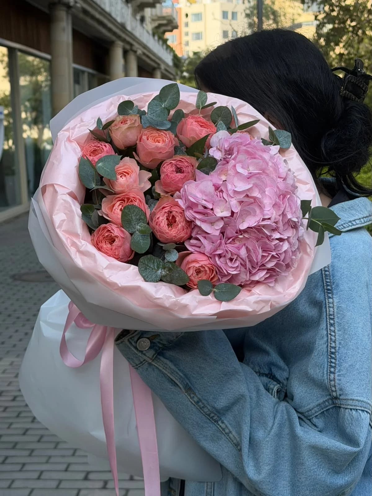 Bouquet with Harper roses and Pink jumbo hydrangea
