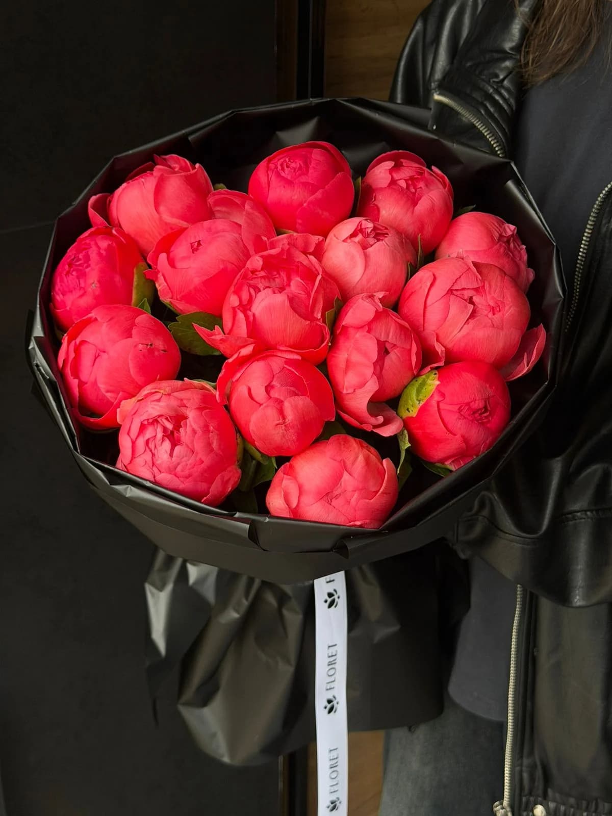 Peony Coral Charm ilə mono buket