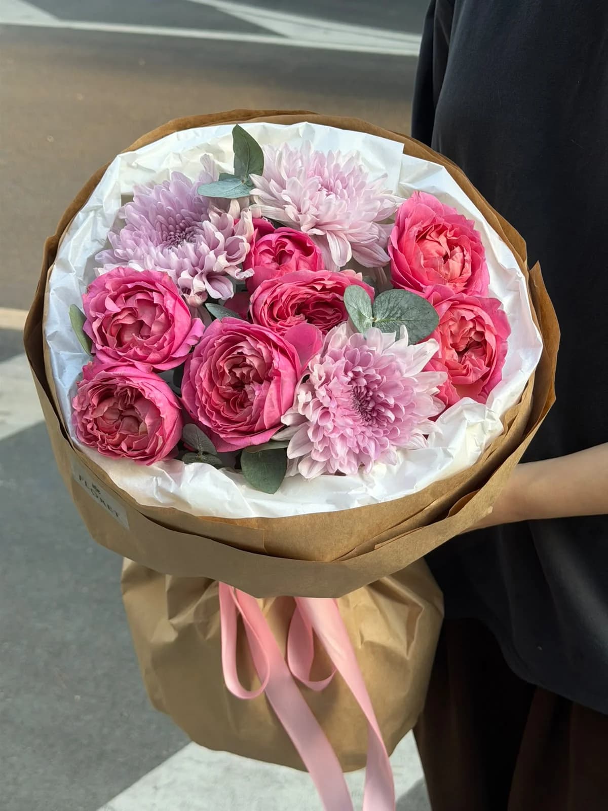 Bouquet with pink chrysanthemums and Juliett Cerise spray roses