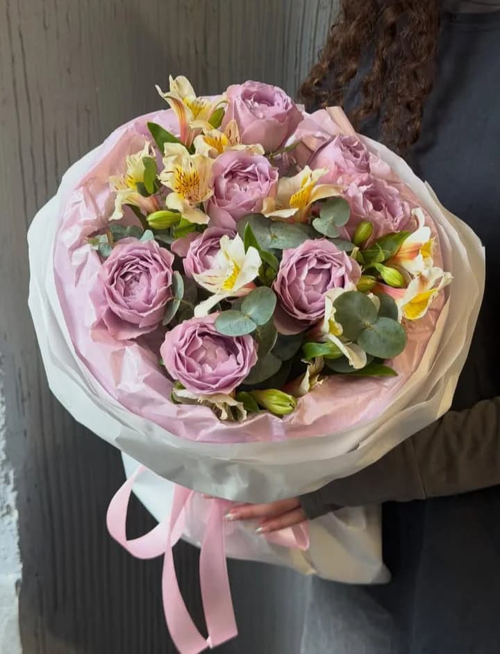 Alstromeriya və Lavender bubbles sprey qızılgül ilə Duo buket
