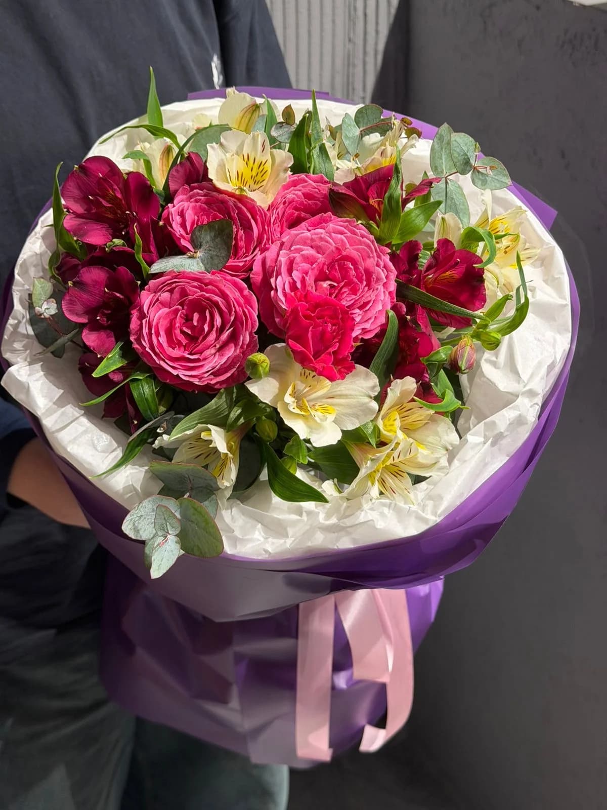 Purple Silva Spray roses , White və Purple Alstroemeria ilə mix buket
