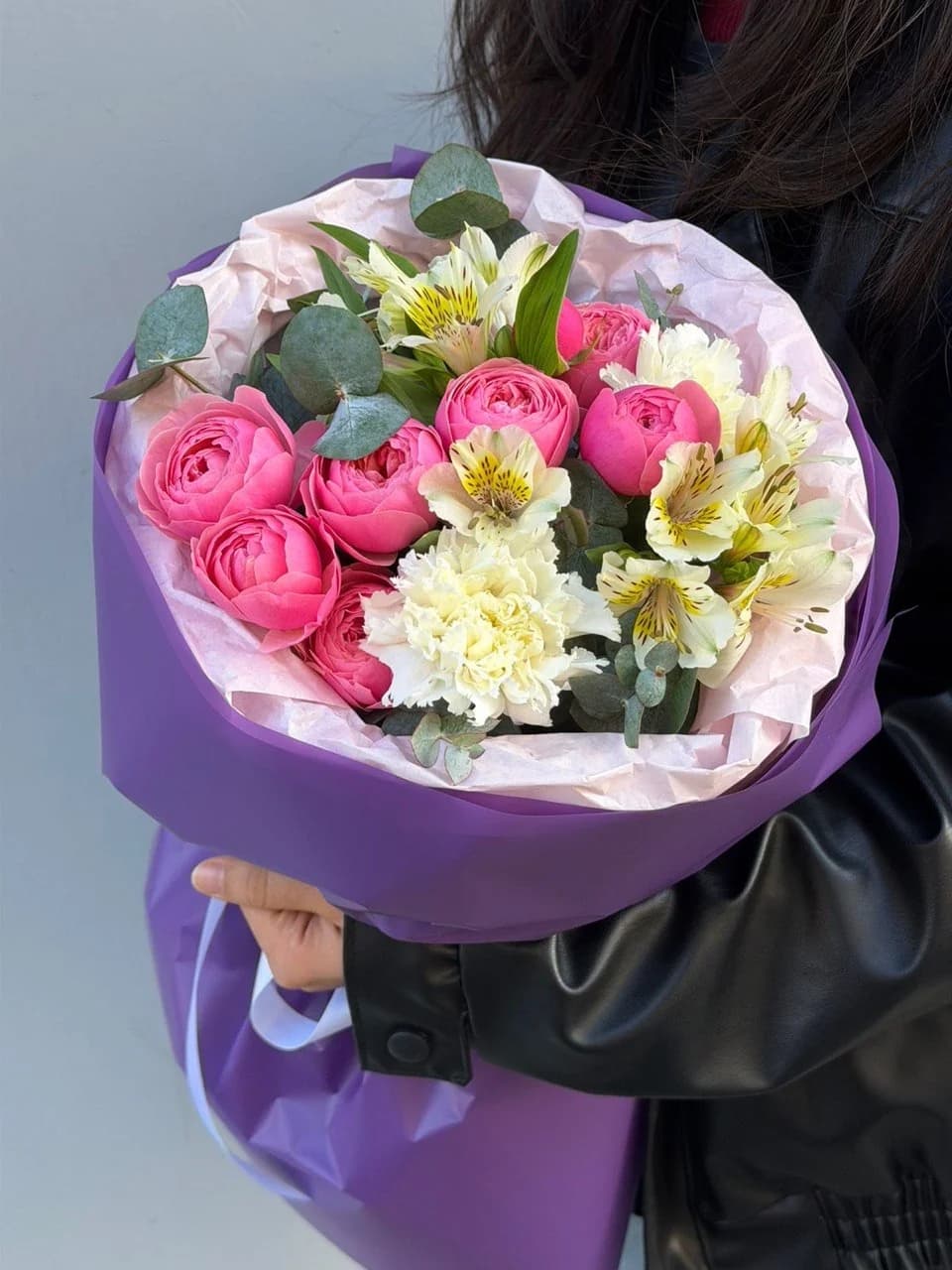 Микс букет из кустовых роз Pink Silva, Альстромерий и Carnation