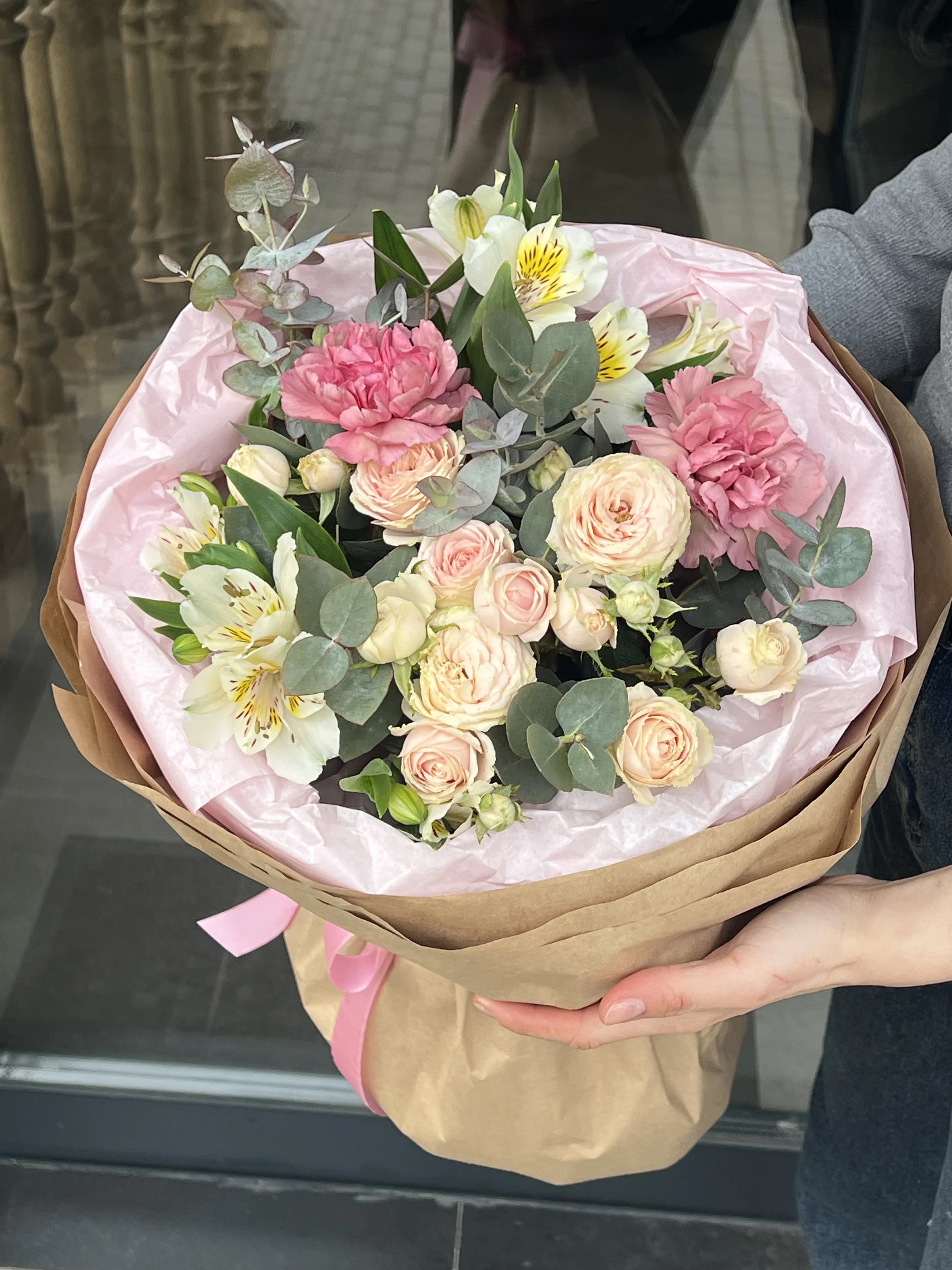 Микс букет из кустовых роз Sweet Giselle, Алстромерий и Carnation