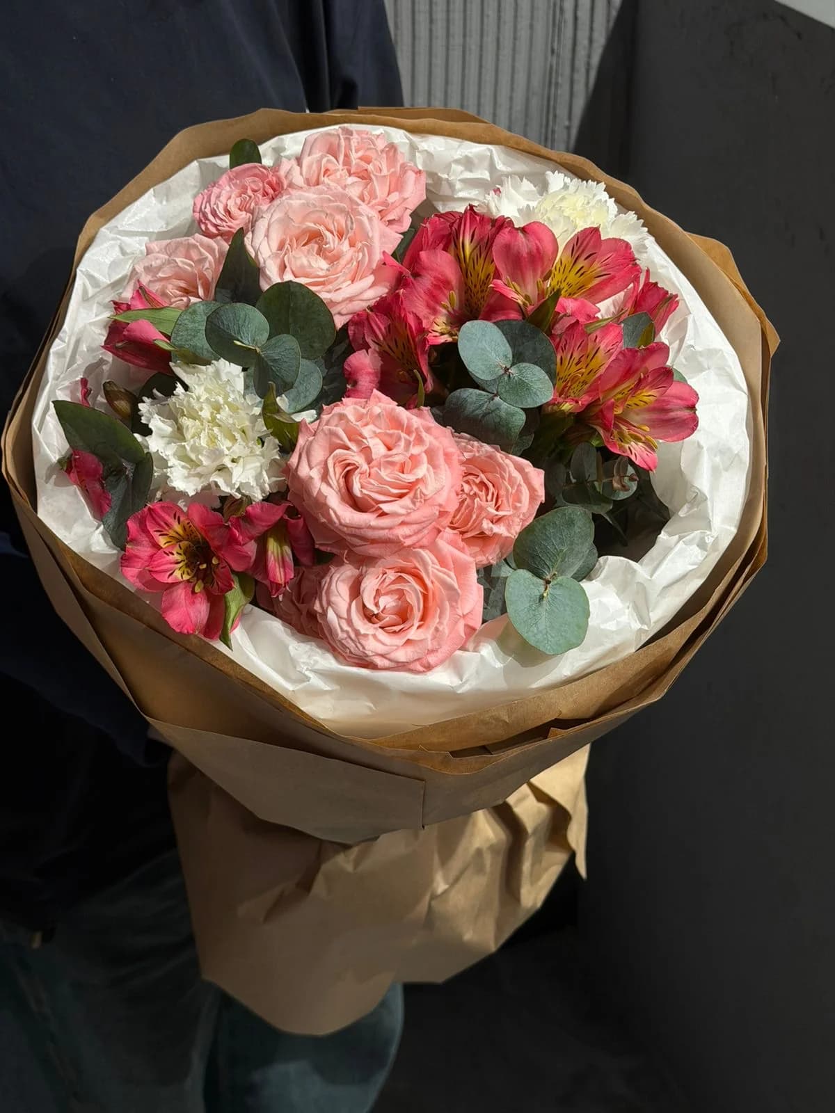 Микс букет из кустовых роз Madam Bombastic, Альстромерий и Carnation