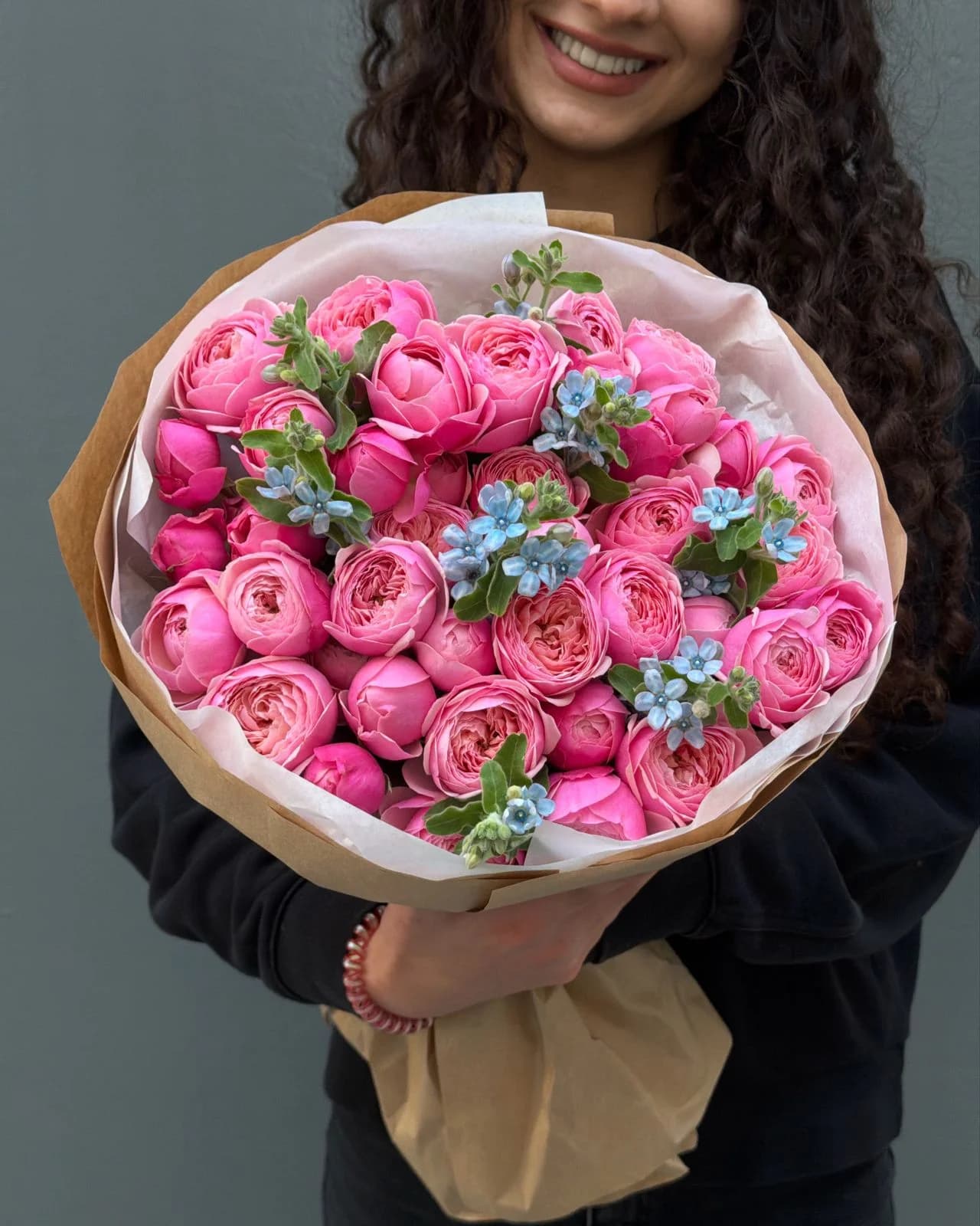 Букет из кустовых роз Pink Silva и Оксипеталума