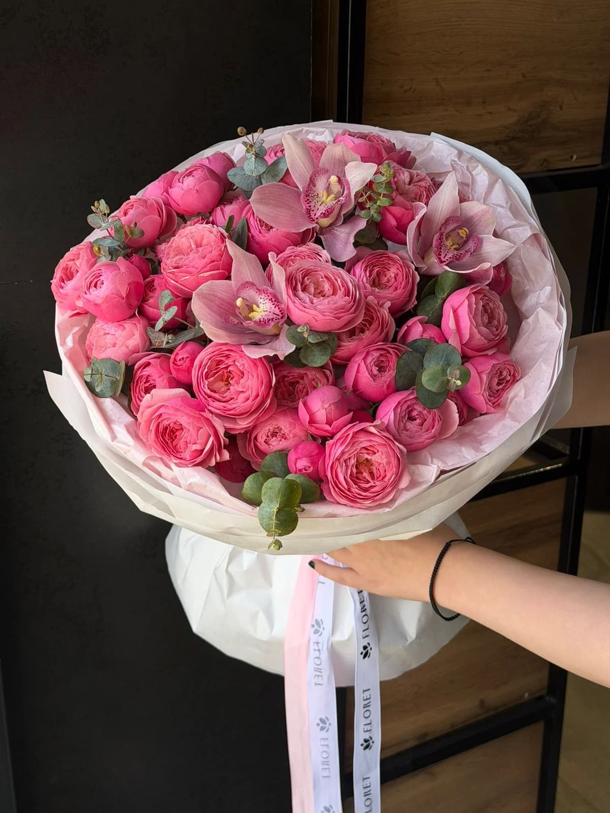 Дуо букет из кустовых роз Pink Silva и Орхидеи Симбидиум