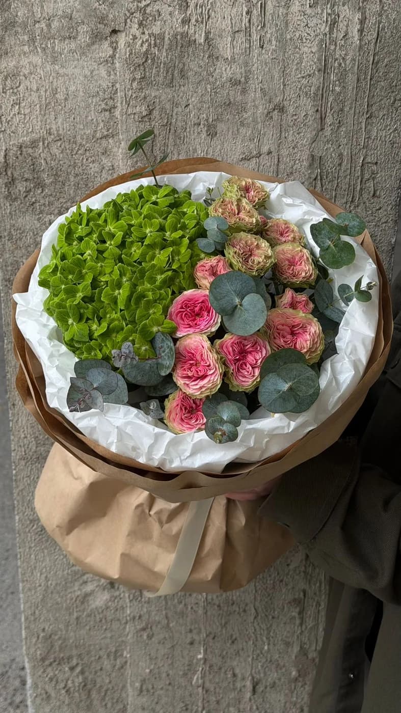 Sweet eye sprey qızılgül və yaşıl Qortenziya ilə Duo buket