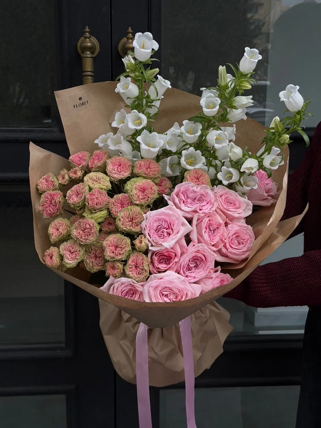 Pink O hara qızılgül sweet eye sprey qızılgül campanula ilə Miks buket