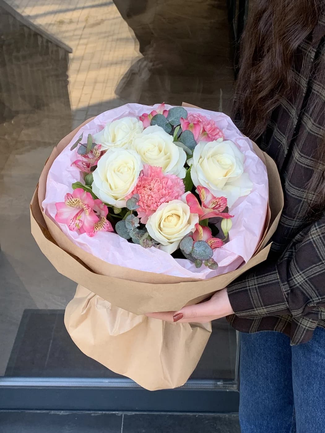 Микс букет из роз Avalance rose, Carnation и Альстромерий