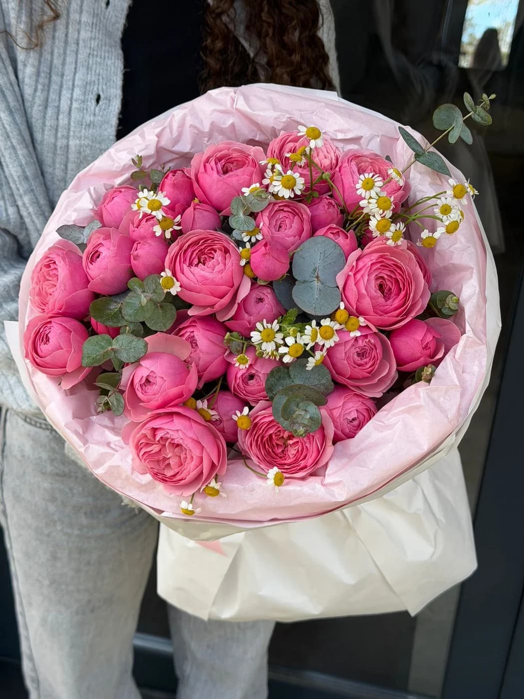 Duo bouquet with Pink Silva spray roses & Matricaria