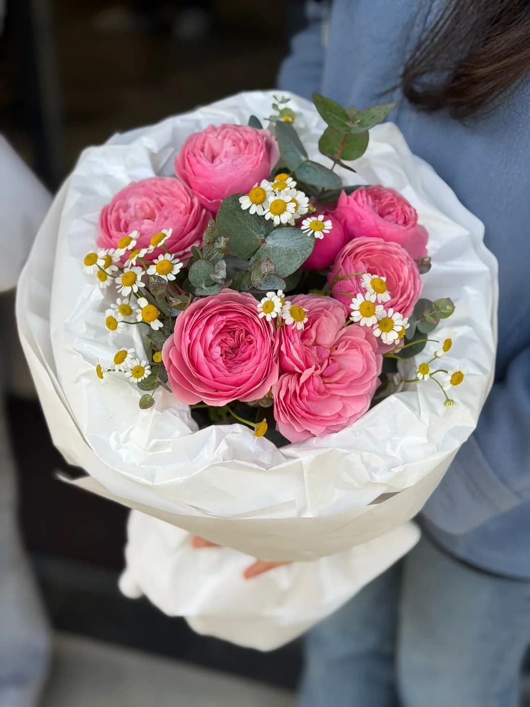 Букет из Матрикарии и кустовых роз Pink Silva