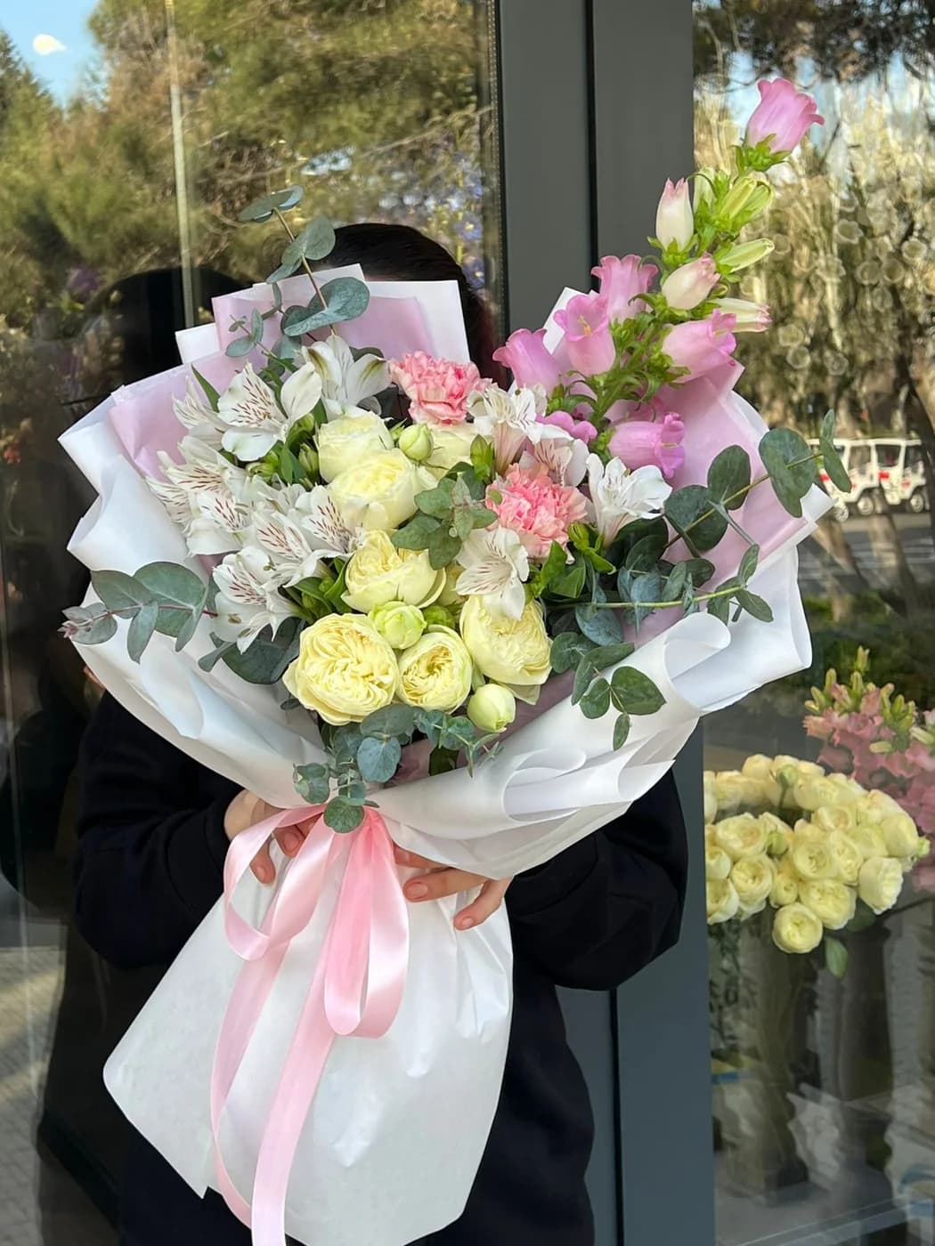 Микс букет из кустовых роз White Piano, Альстромерий, Carnation и Кампанулы
