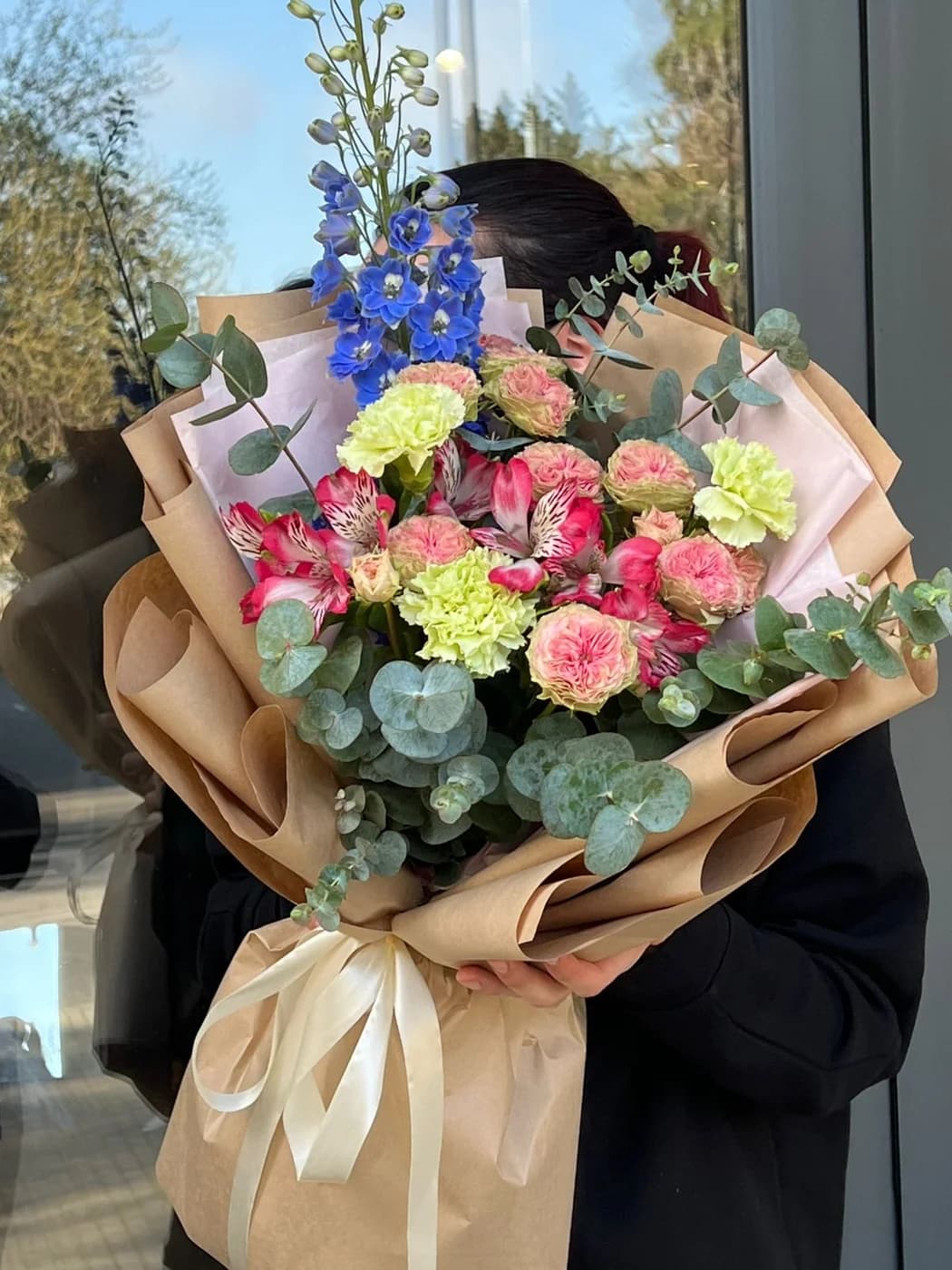 Микс букет из кустовых роз Sweet Eye, Carnation,Альстромерий и Дельфиниума