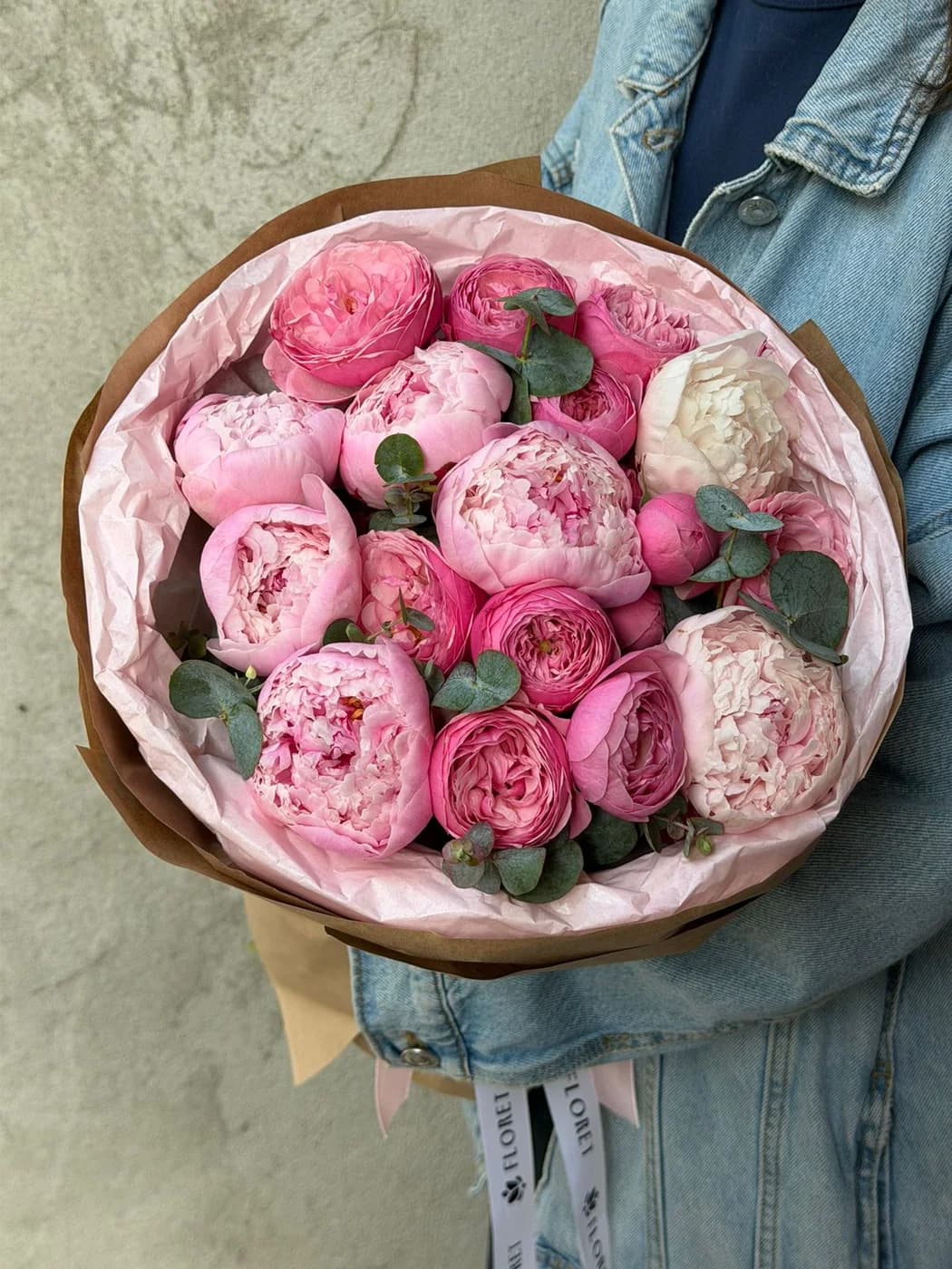 Pion və Pink Silva sprey qızılgüllər ilə Duo buket