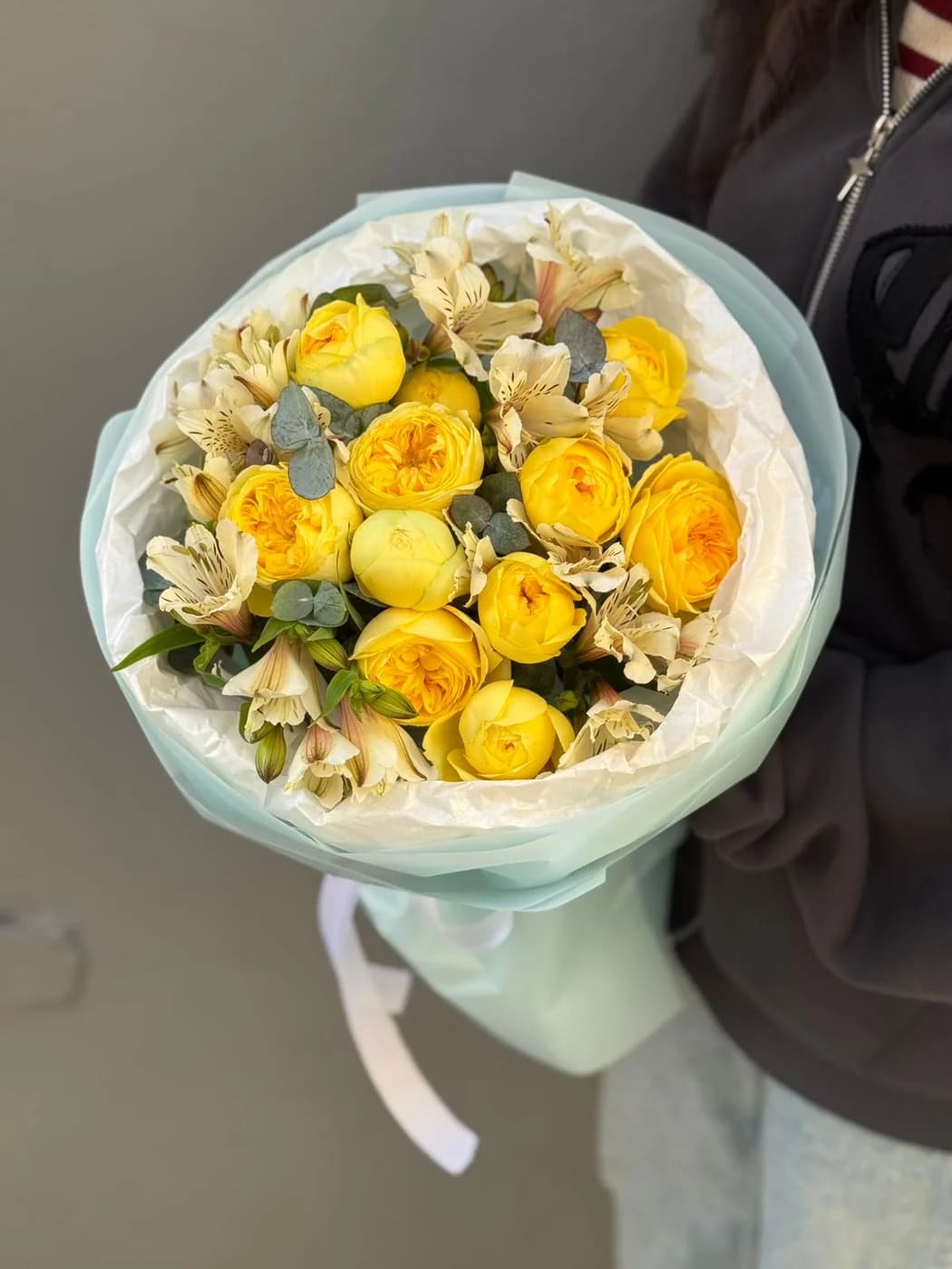 Yellow Bubbles sprey qızılgül və Alstromeriya ilə Duo buket