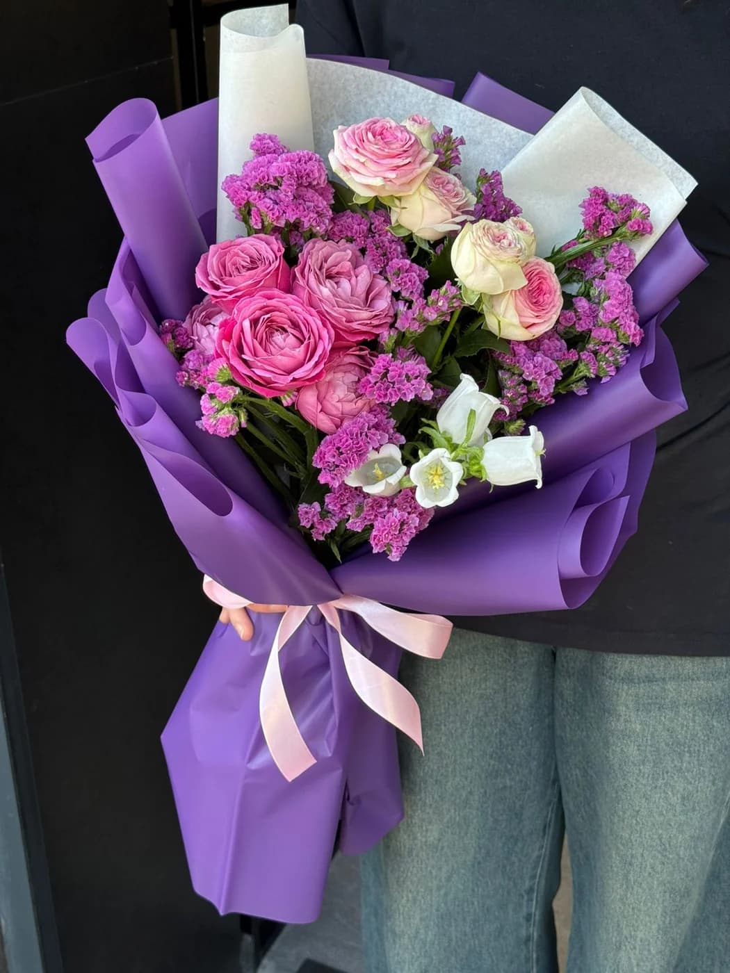 Purple silva sprey qızılgül , gelato spey qızılgül , campanula və statisa ilə miks buket