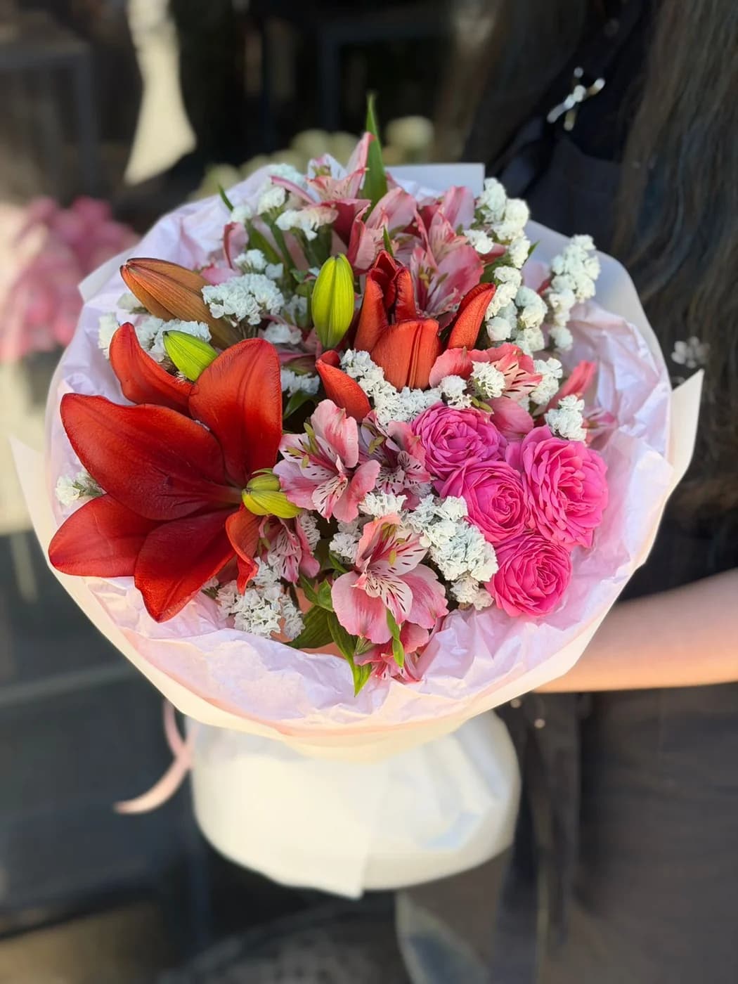 Alstromeriya, Liliya və Giselle sprey qızılgül ilə Miks buket