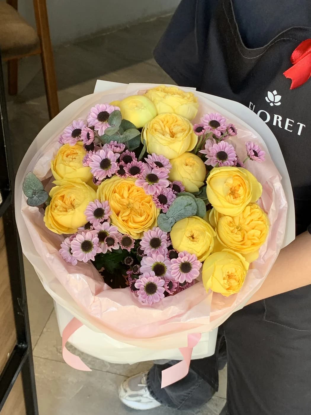 Yellow Bubbles sprey qızılgül və çəhratı Papatya ilə Duo buket