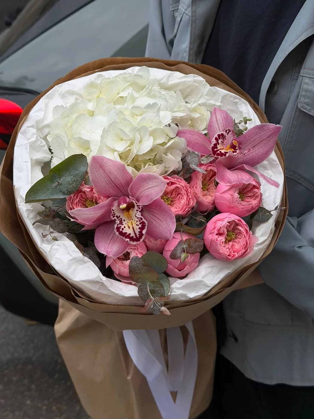 Mix bouquet of Hydrangea, Orchidea and Mansfield spray roses