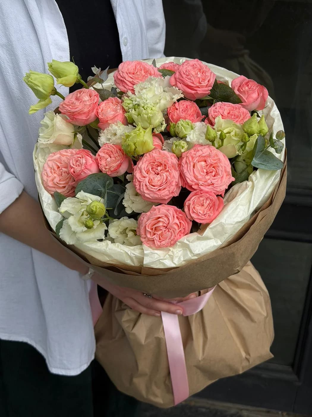 Дуо букет из кустовых роз madam bombastic и eustoma