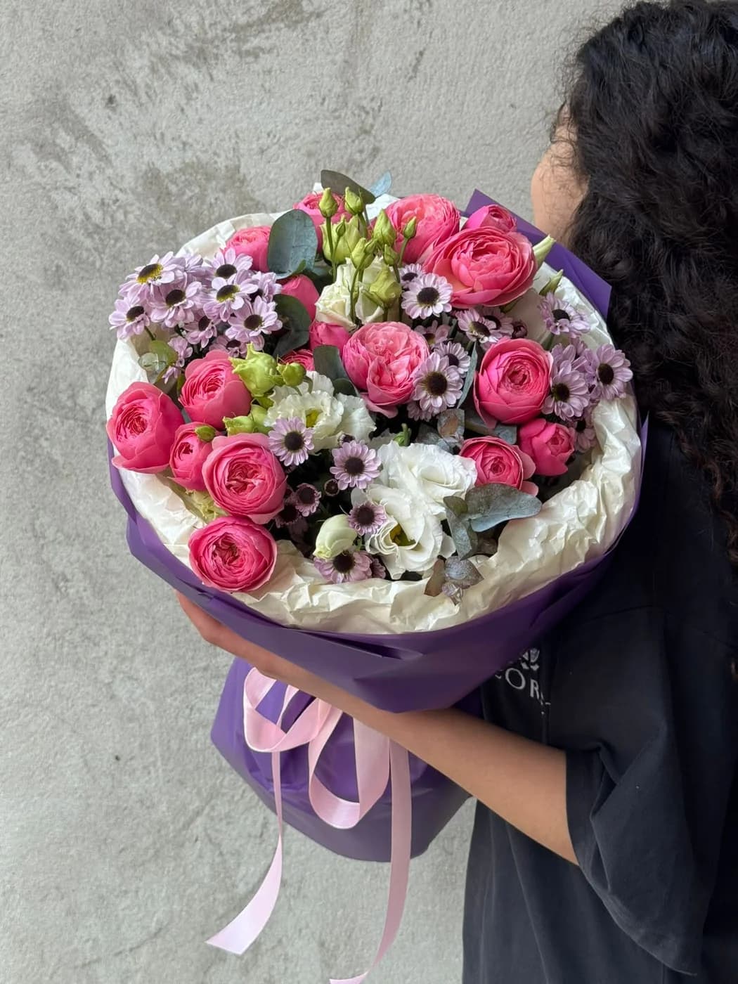 Микс букет из кустовых роз Pink Silva, Ромашек и Эустом