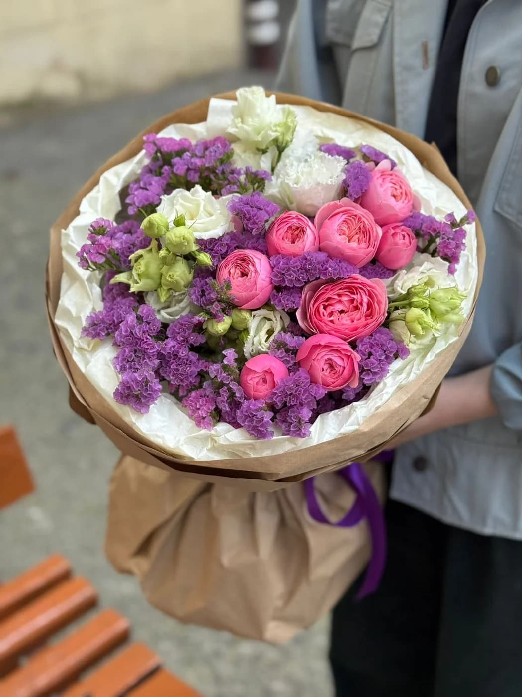 Pink Silva sprey qızılgül və Eustoma ilə Duo buket