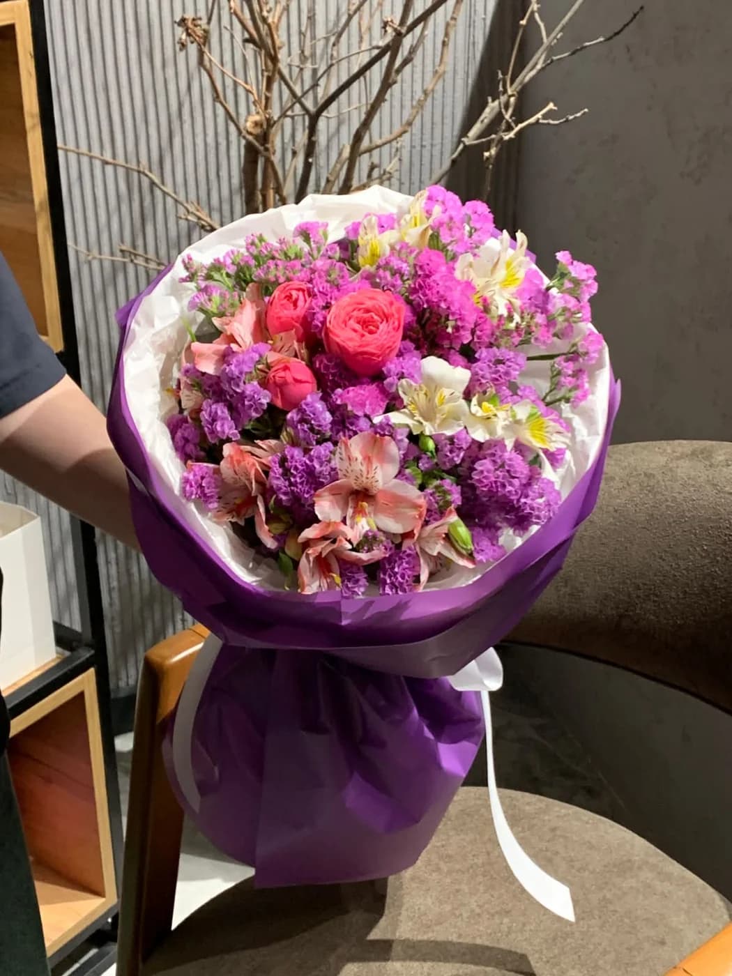 Микс букет из кустовых роз Pink Silva , Альстромерий и Статицы