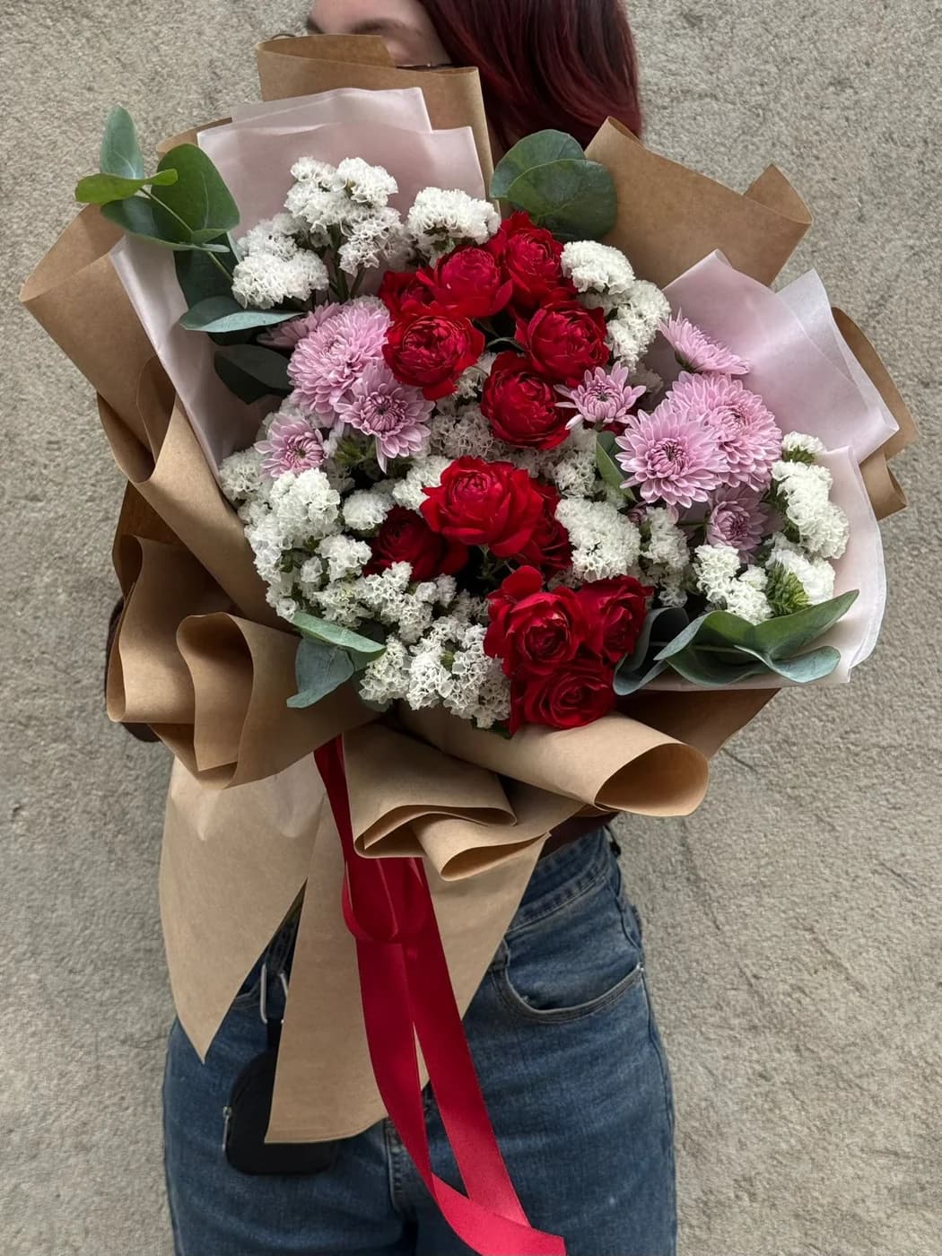 Микс букет из Статицы, кустовых Хризантем и кустовых роз Red Bubbles