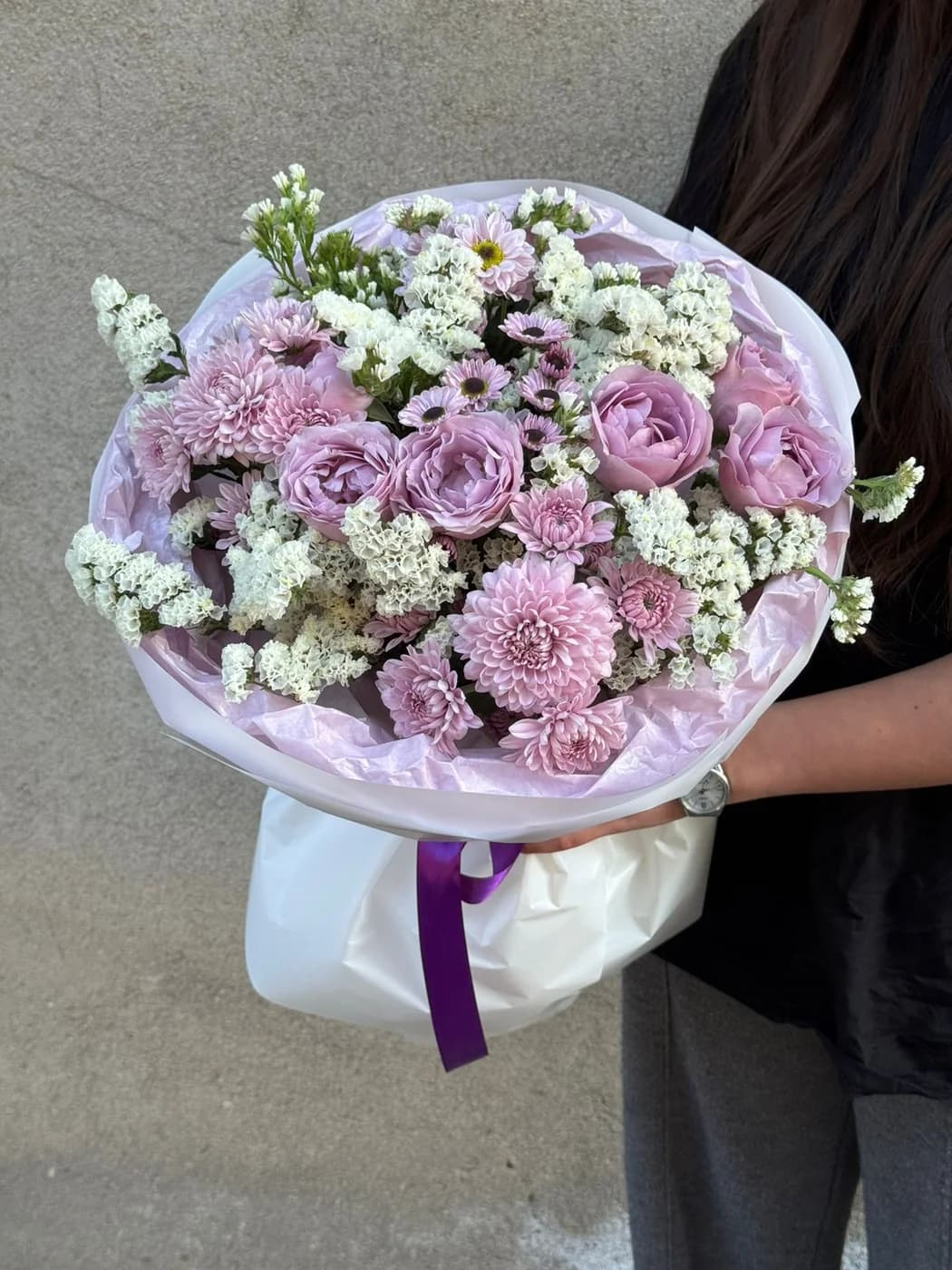 Lavender Bubbles sprey qızılgül, Statisa, Papatya və sprey Xrizantema ilə Miks buket