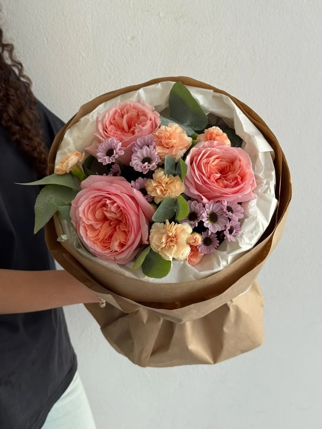 Микс букет из роз Pink Expression, диантусов и ромашек.