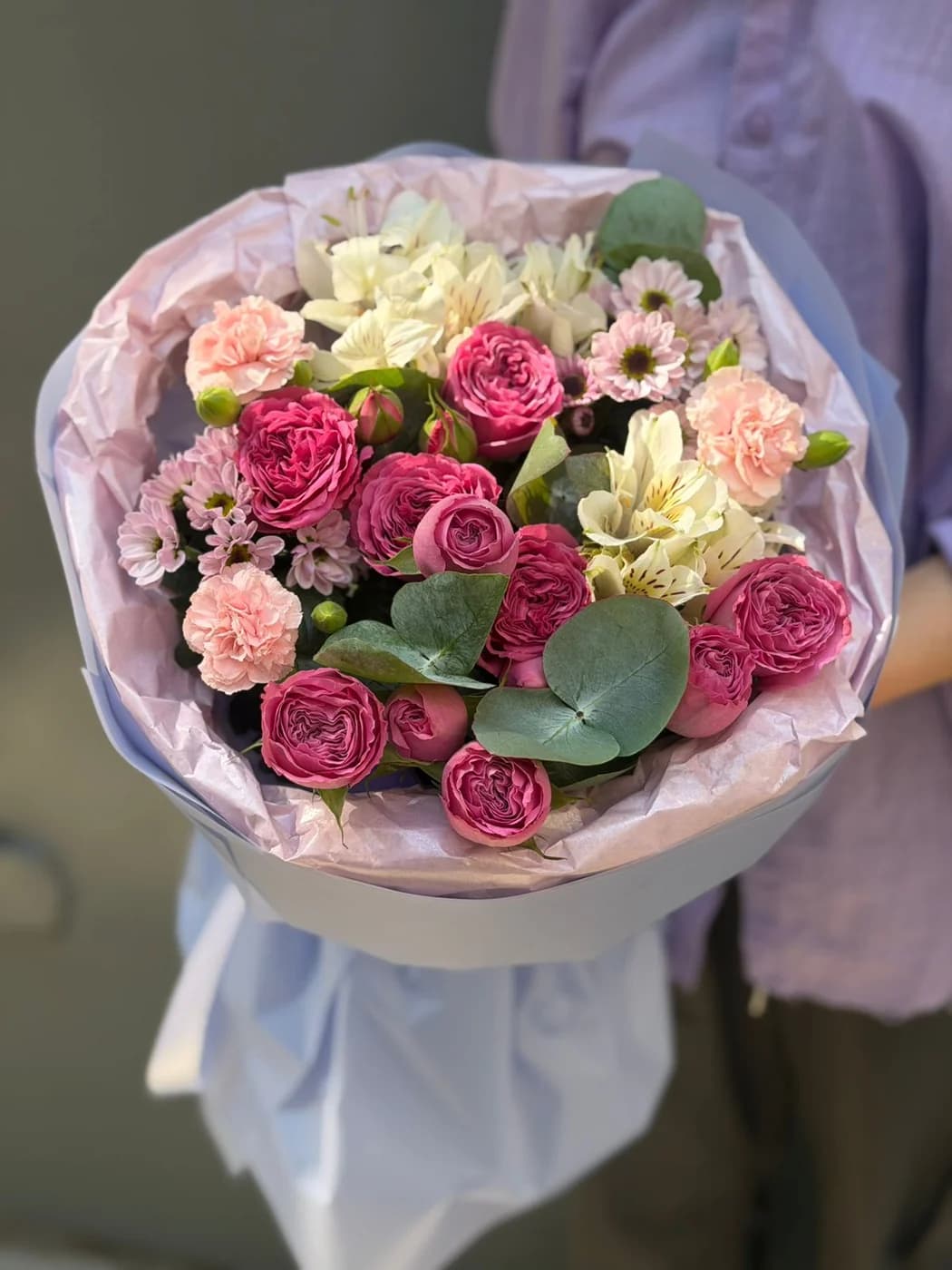 Paradox sprey qızılgül, dianthus, alstromeriya və papatya ilə miks buket.