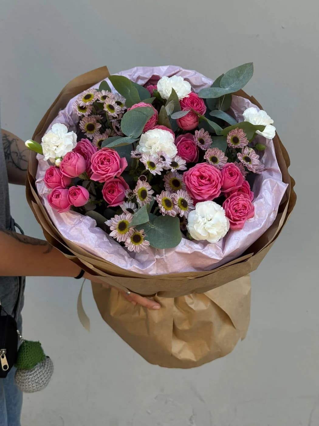 Dianthus, Giselle sprey qızılgül və Papatya ilə Miks buket