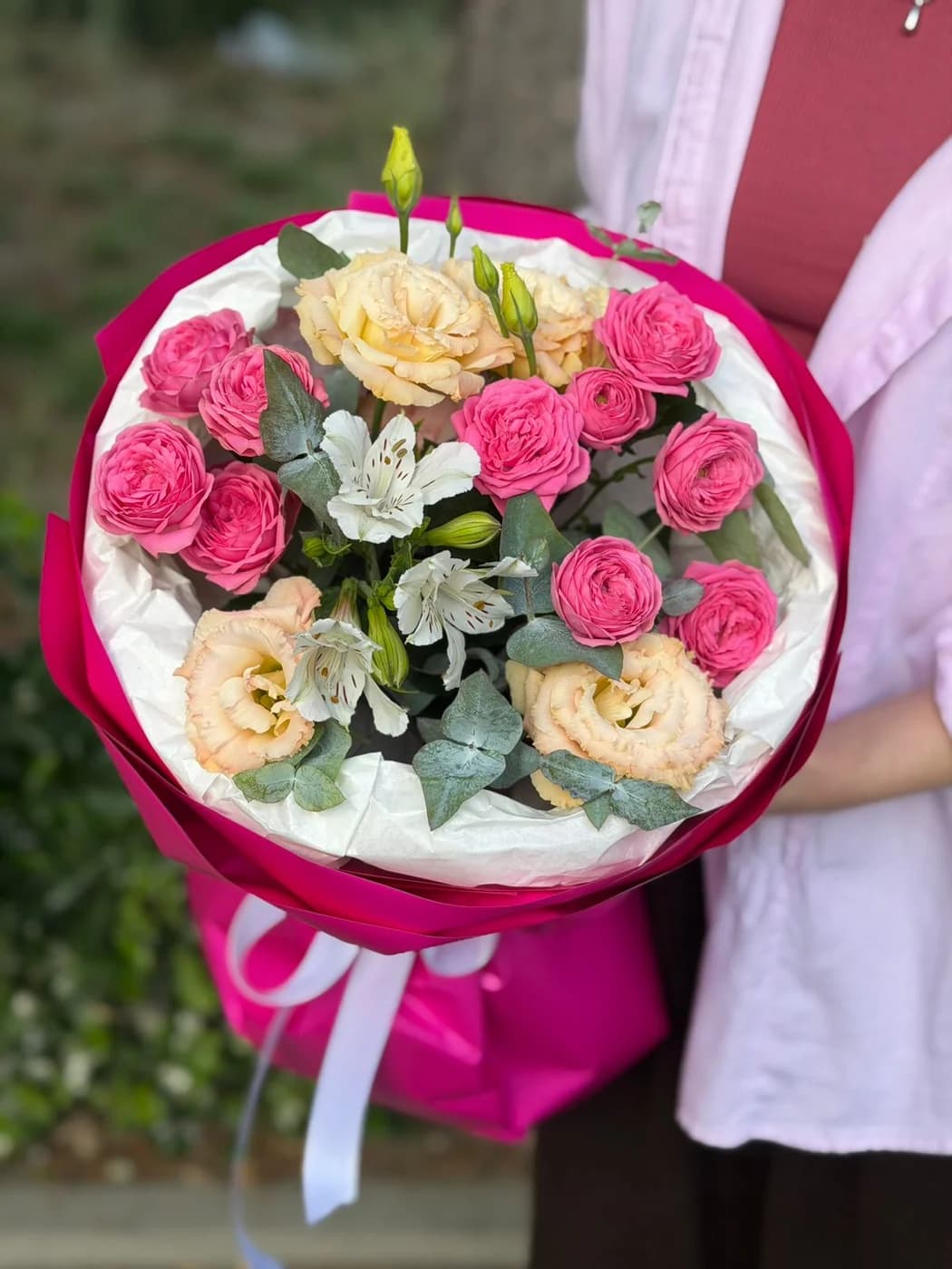 Gizelle qızılgülləri, şaftalı rəngli eustoma, ağ alstromeriya və evkalipt ilə miks buket