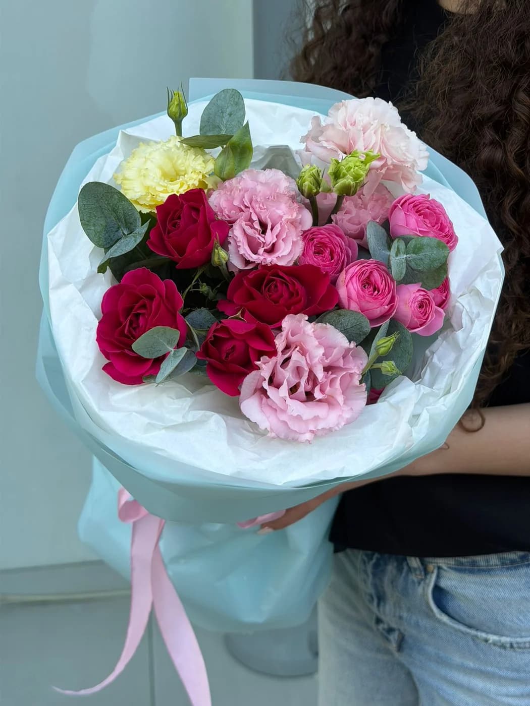 Микс-букет из роз Gizelle, роз Gemstar, розовых эустом, жёлтой эустомы и эвкалипта.