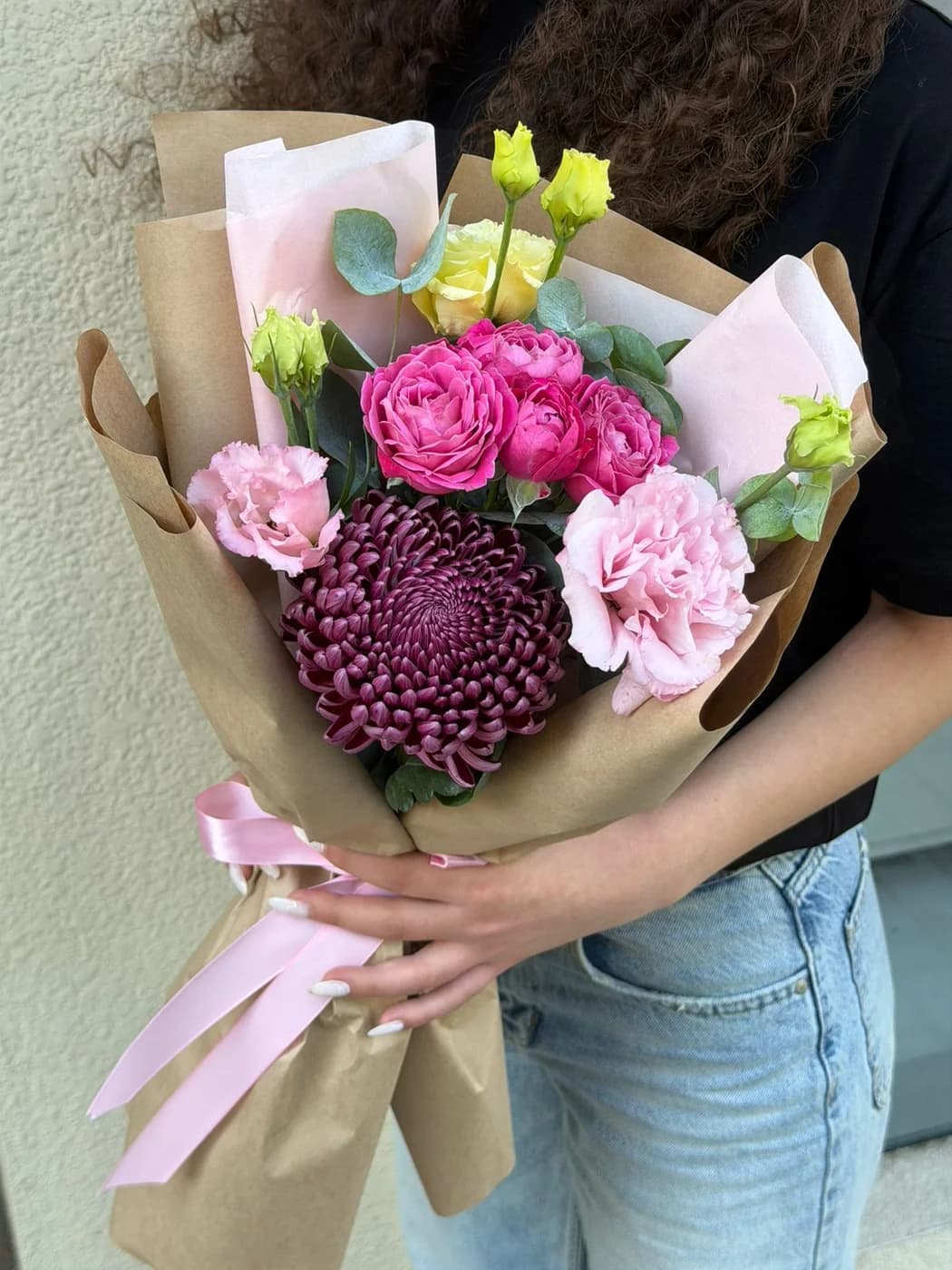 Bigudi qızılgülləri, çəhrayı eustomalar, sarı eustoma,purple silva və evkaliptdən ibarət qarışıq buket.