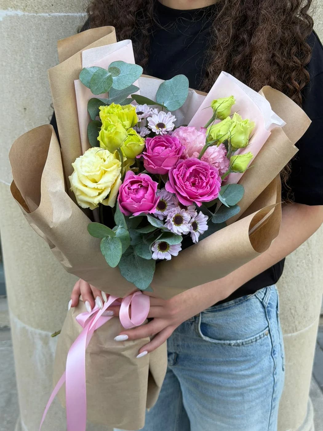 Purple silva, sarı eustoma, çəhrayı eustoma, çəhrayı papatya və evkaliptdən ibarət qarışıq buket.
