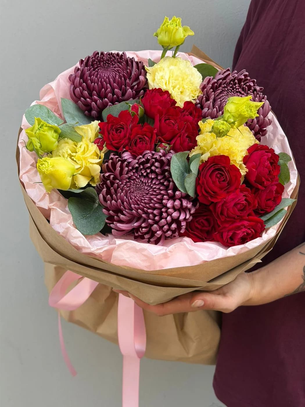 Микс букет из кустовых роз Red Bubbles, Эустом и хризантем Бигуди