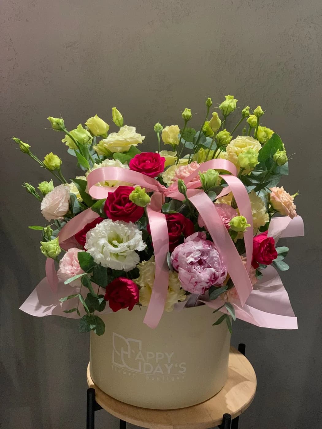 Sarah Bernhardt pionu, ağ eustoma, şaftalı rəngli eustoma, Gem Star və sarı eustomadan ibarət qarışıq buket