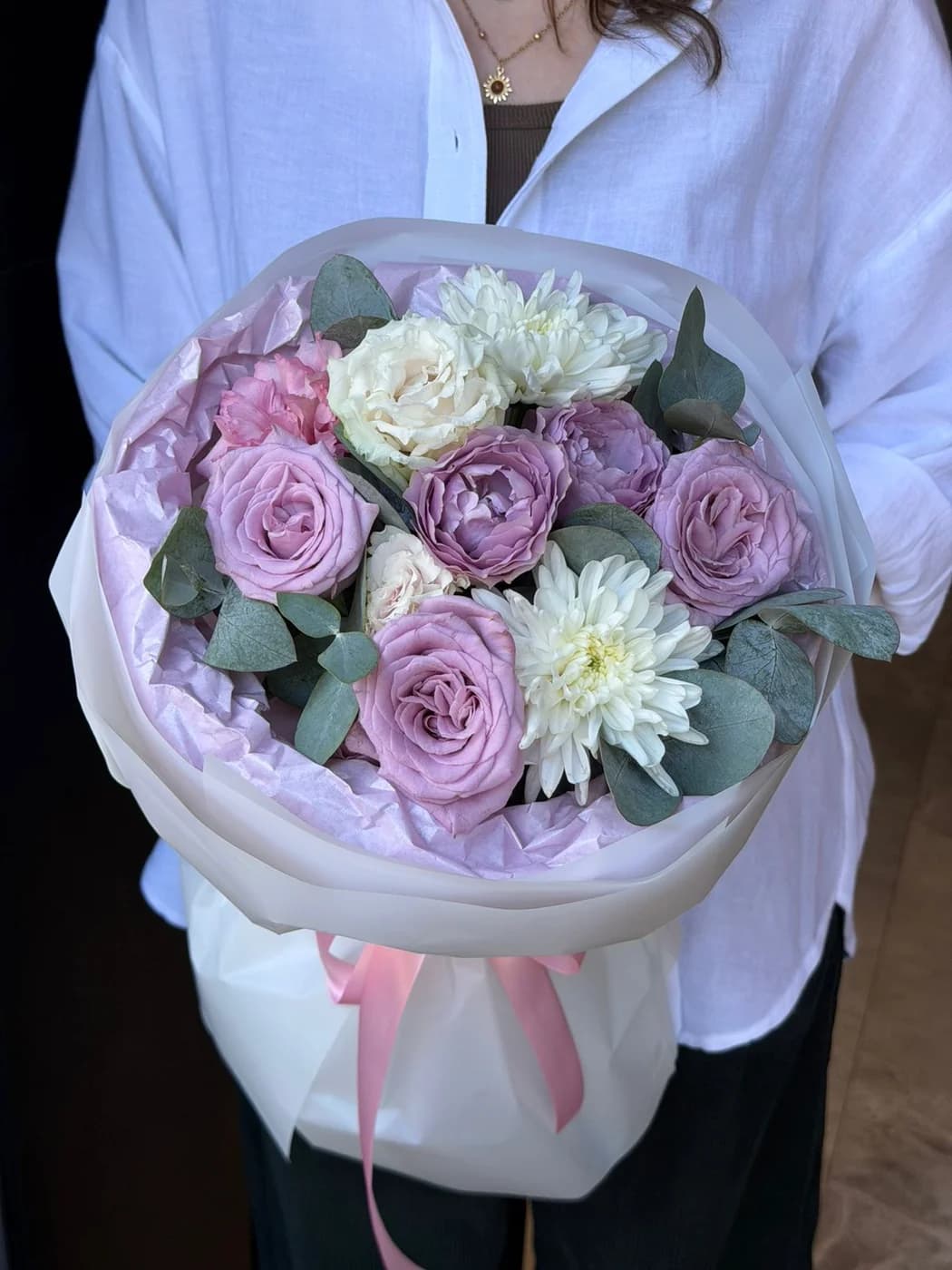 Naila, Lavander, çəhrayı eustoma, ağ xrizantema və evkalipt qarışıq buketi