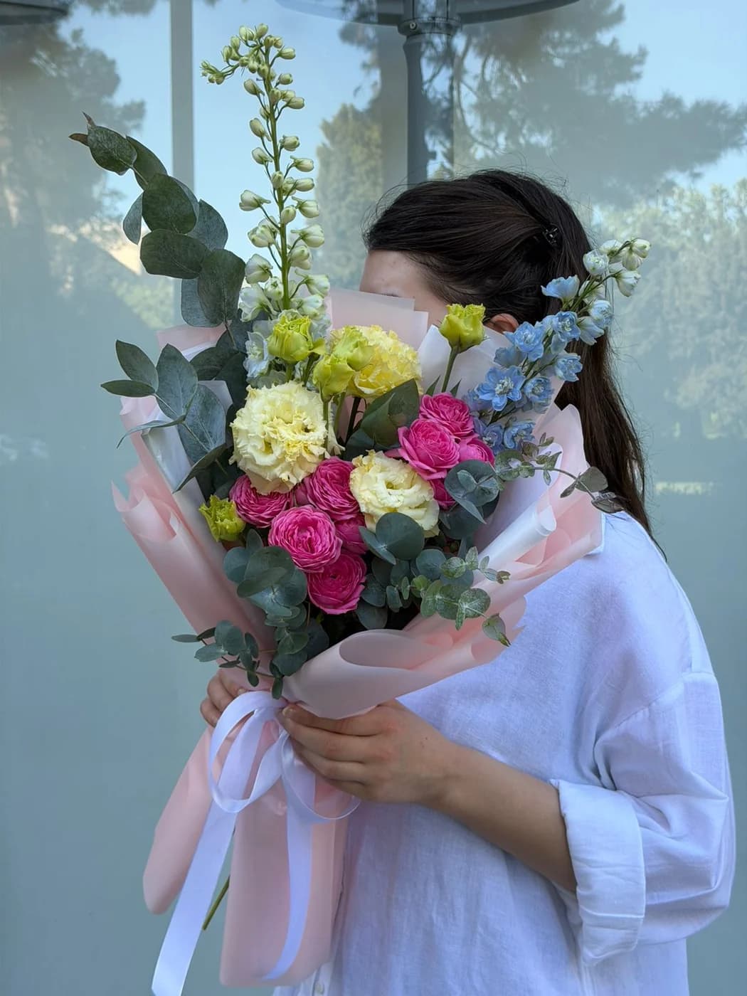 Микс букет из Дельфиниума, Эустомы и кустовых роз Giselle