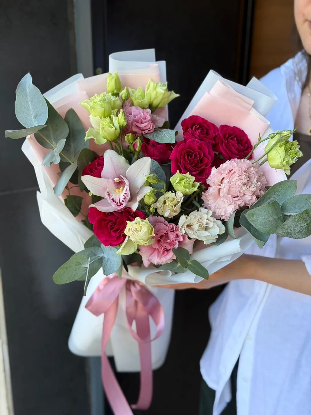 Orxideya, Gem Star sprey qızılgül və Eustoma ilə Miks buket
