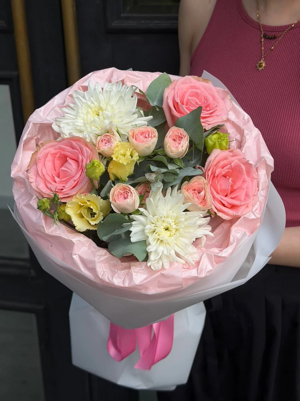 Sweet Giselle sprey qızılgül, Sofia Loren qızılgül, Eustoma və Xrizantema ilə Miks buket